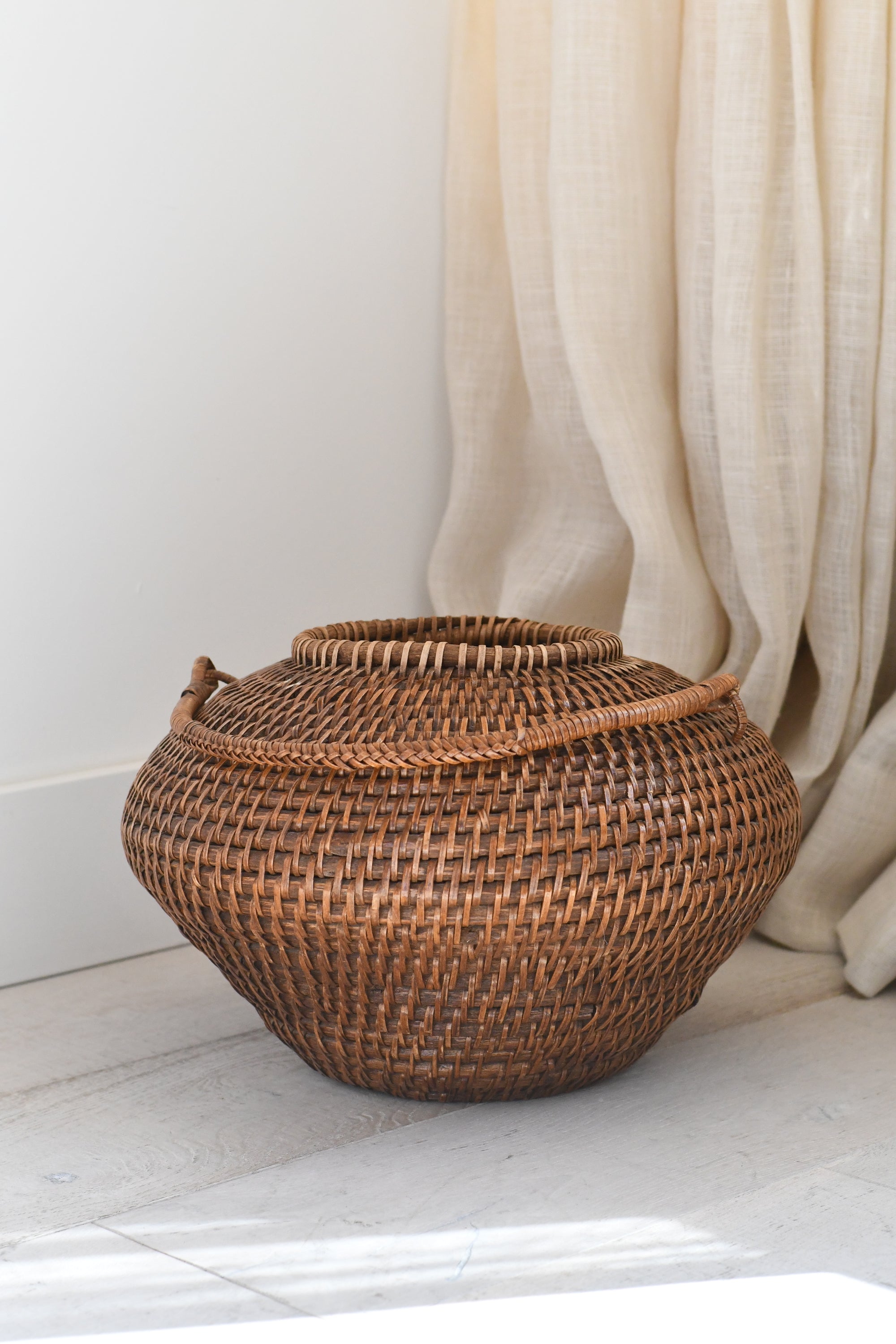 Vintage Japanese seagrass basket w/ handle