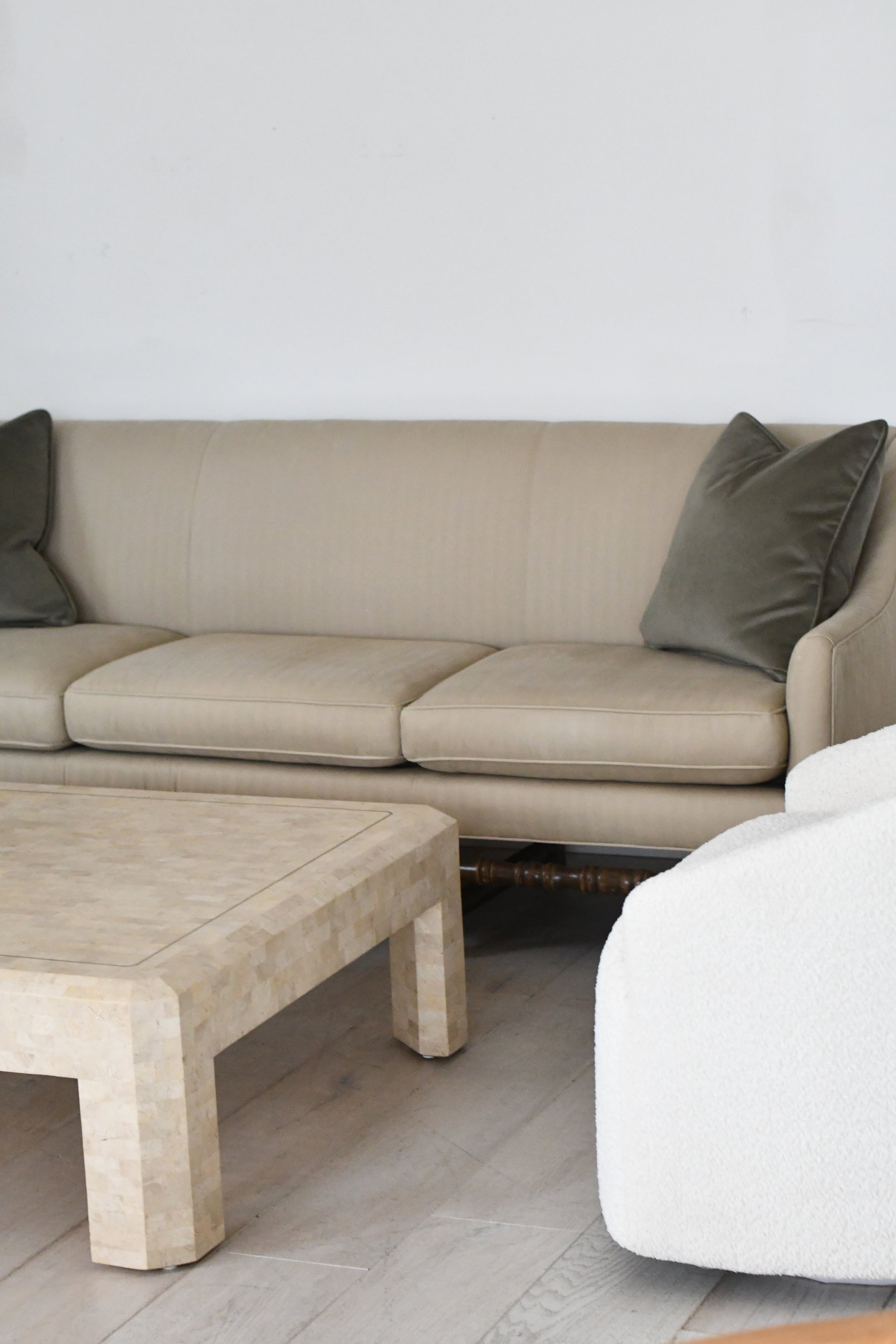 English-Style Spindle Base Sofa