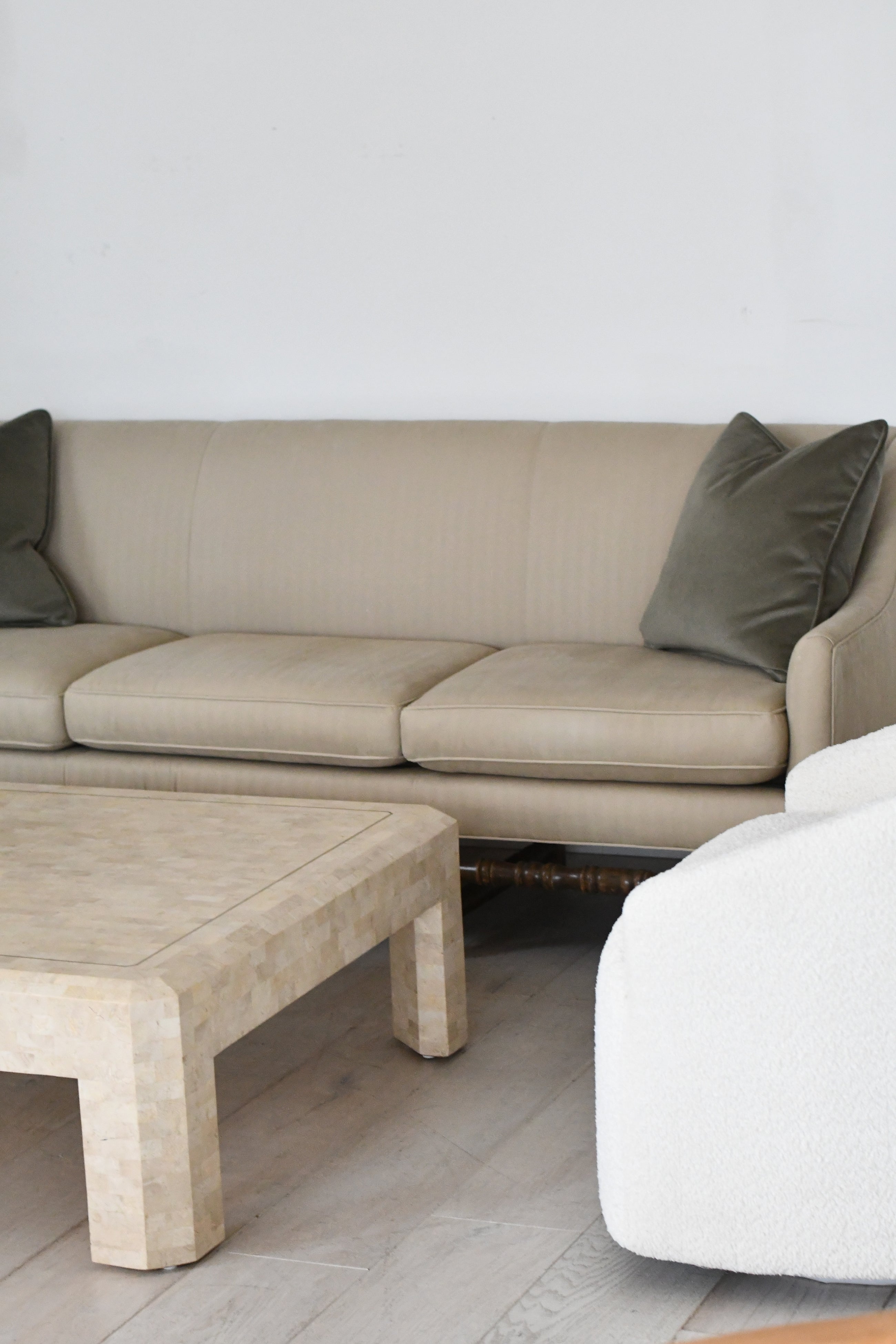English-Style Spindle Base Sofa